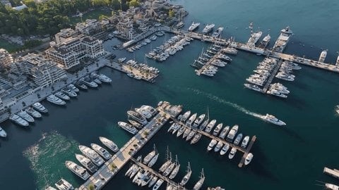 Drone-shot-of-marina-city