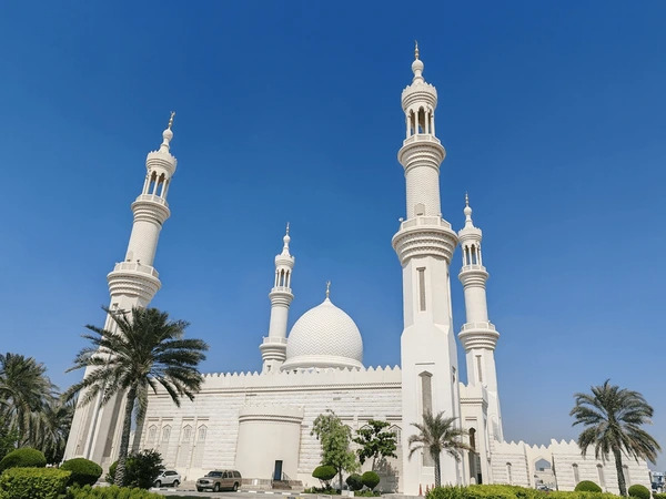 Sheikh-Zayed-Mosque-in-Ajman, a free place to visit