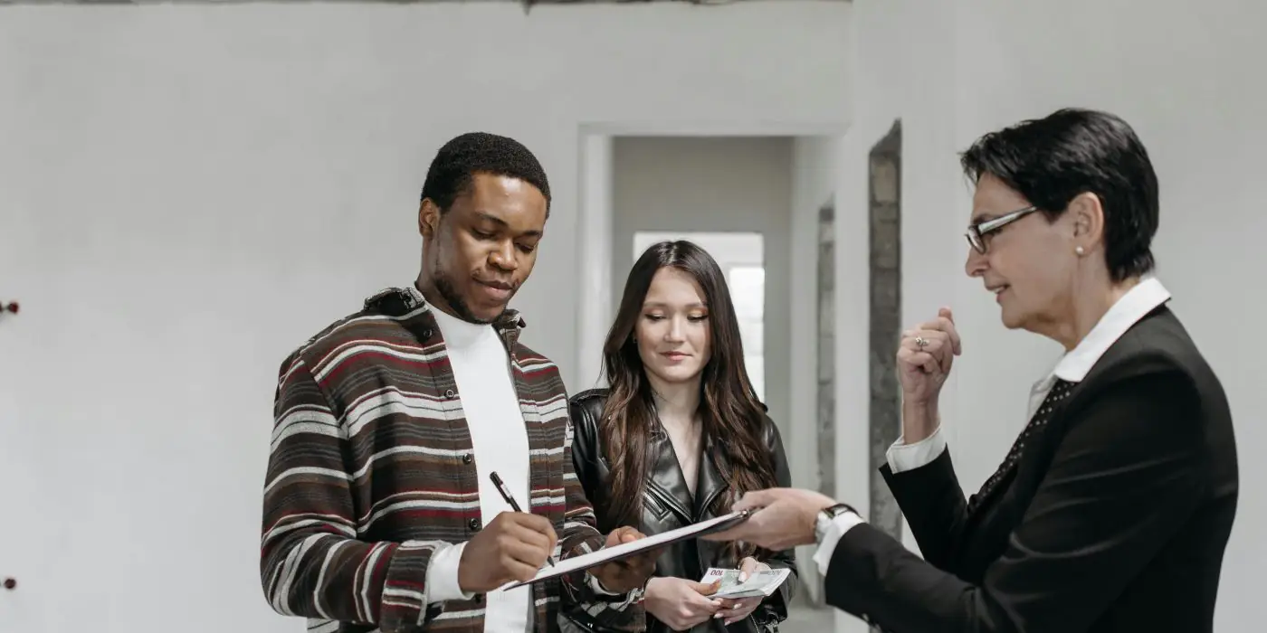 tenants signing the lease contract with the landlord according to UAE rent laws 2025